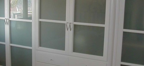 Armari vestidor amb vidres i lacat blanc.
