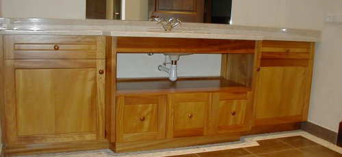 Moble de bany amb portes i calaixos. Fabricat amb fusta massissa d´iroco.