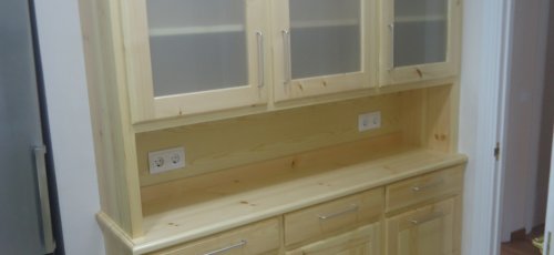 Mueble de cocina con cristaleras, cajones y puertas plafonadas. Fabricado en madera maciza de pino.