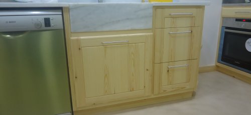 Mueble de cocina con cuatro cajones, pica de mármol superior. Fabricado en madera maciza de pino.