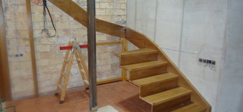 Proceso de construcción de una escalera de madera.