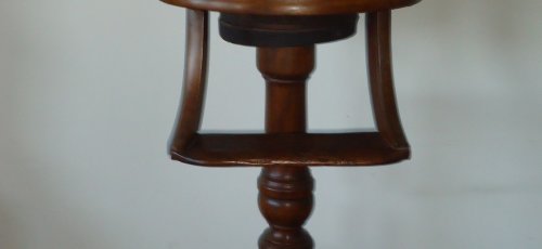 Antiguo sillín de barbero para niños. Madera de nogal.