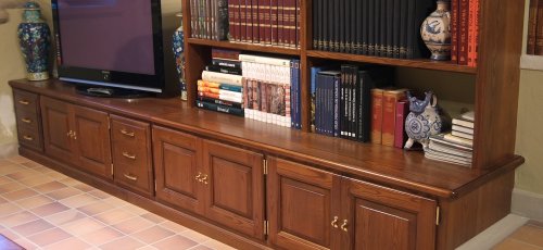 Mueble comedor con puertas y cajones plafonados. Fabricado en madera maciza de fresno.