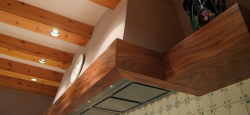 Campana extractora forrada en madera maciza de olmo.