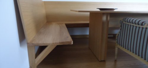 Banco comedor sin patas de delante. Fabricado en madera de roble macizo.