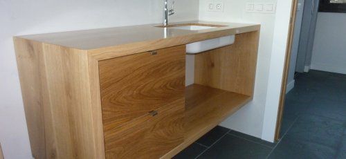 Mueble de baño con cajones. Pica empotrada. Fabricado en madera de roble macizo.