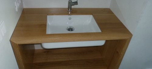 Mueble de baño con el lavabo empotrado. Fabricado en madera de roble macizo.