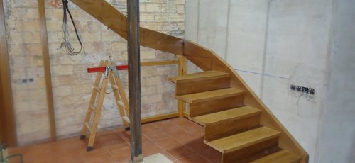 Montaje de la escalera de madera. Fabricada en madera de roble macizo.