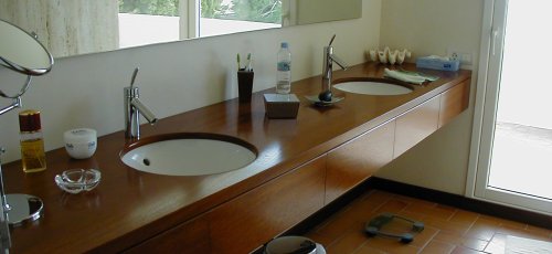 Mueble de baño con cajones. Lavabos empotrados al sobre. Fabricado en madera de iroco macizo.