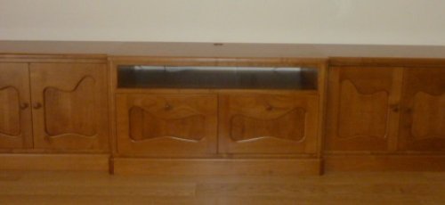 Mueble de tres cuerpos para la televisión,inspirado en Antoni Gaudi.Fabricado en madera maciza de cerezo.