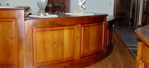 Mueble de comedor curvo. Fabricado en madera maciza de cerezo