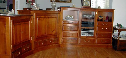 Mueble de comedor curvo. Fabricado en madera maciza de cerezo