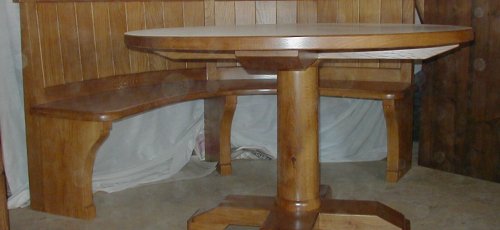 Conjunto de mesa redonda y banco curvado. Fabricado en madera de roble macizo.