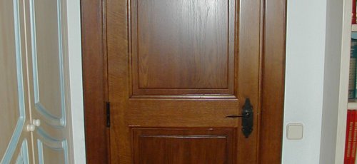Puerta maciza de dos plafones en madera de roble.
