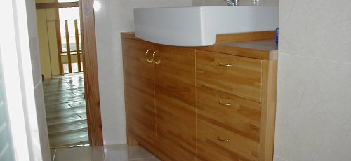 Mueble de baño con puertas y cajones. Fabricado en madera de roble macizo.
