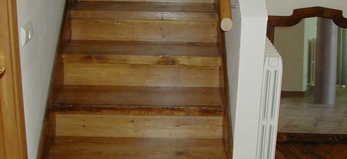 Escalera forrada en madera de pino antiguo.