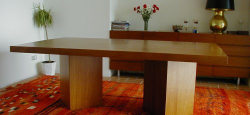 Mesa comedor de pies cuadrados. Fabricado en madera de iroco macizo.