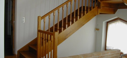 Escalera de madera de roble macizo.