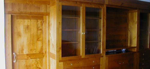 Conjunto mueble comedor con cajones i puertas . Puerta corredera integrada en el muebloe. Fabricado en madera de cerezo macizo.